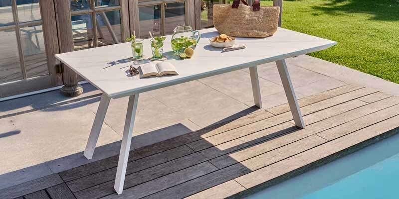 Table de jardin en aluminium et pierre près d'une piscine